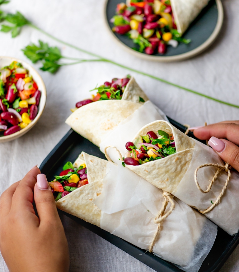 Probeer deze gezonde wrap met rode bonen salade van Miras Food