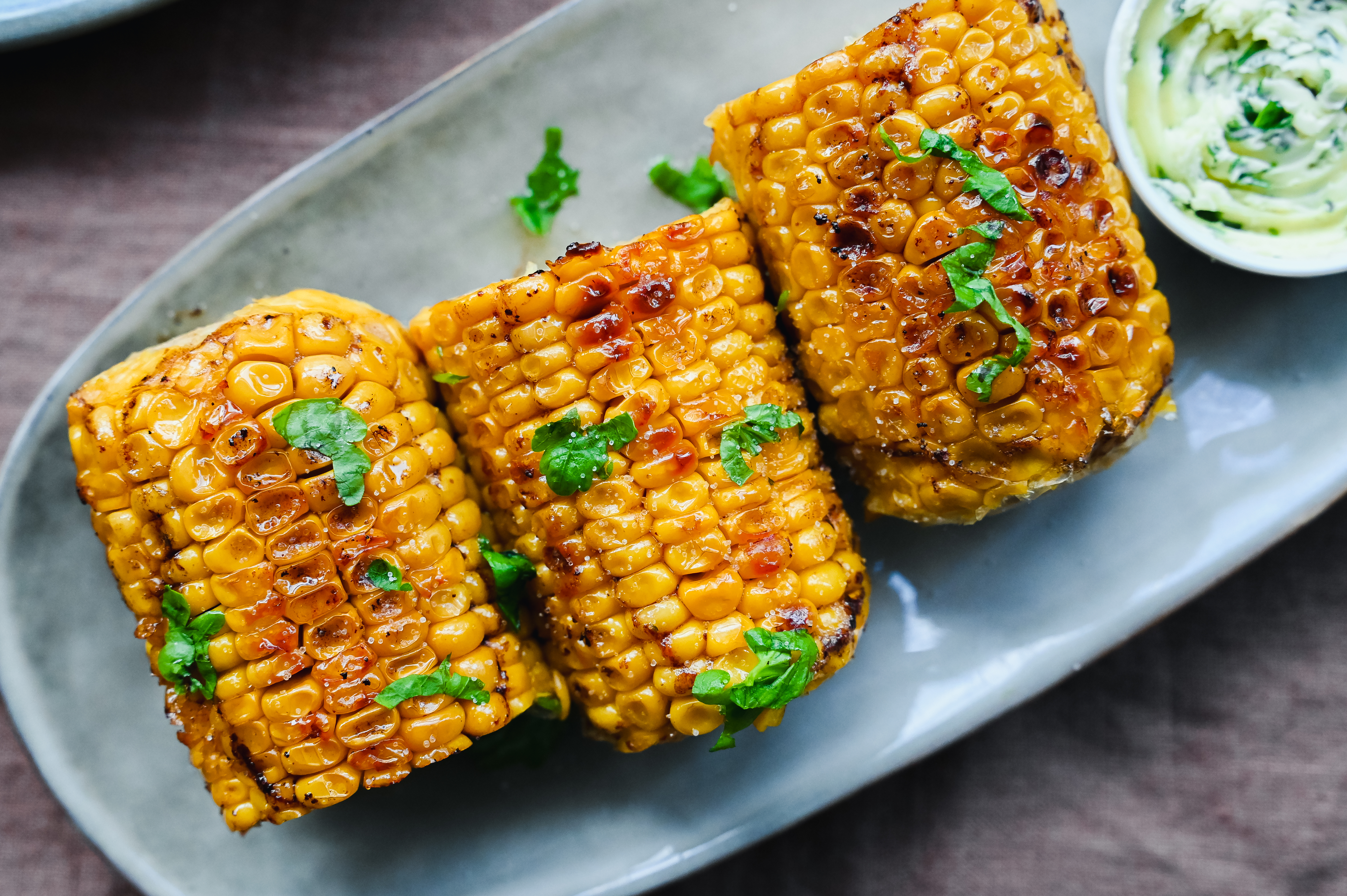 Gegrillter Maiskolben mit Kräuterbutter | Miras Food